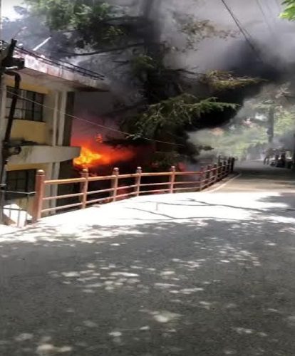 Massive fire broke out near HHG building in Shimla