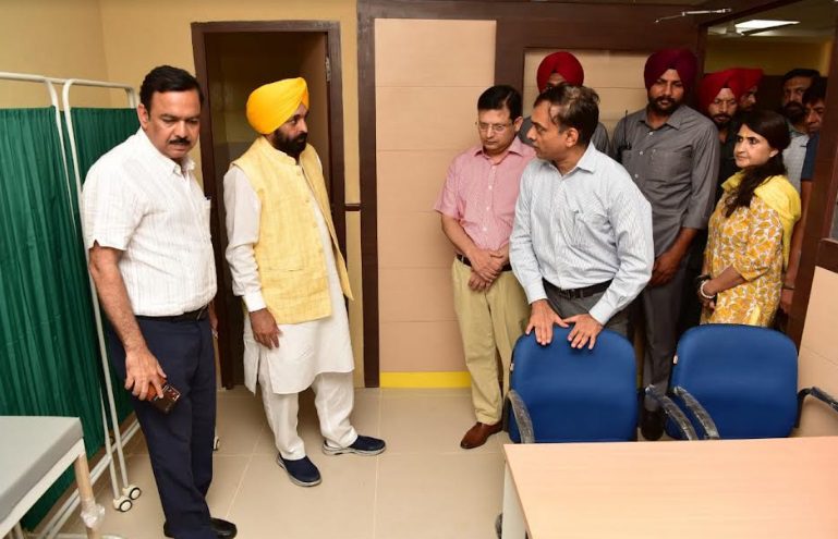 CM Mann paid surprise visit to Mohalla clinics