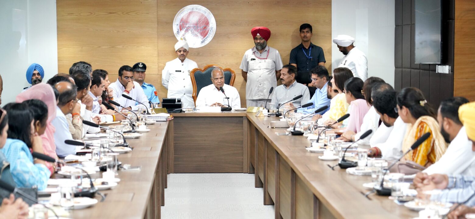 “Administrator Banwarilal Purohit Holds Key Meeting with Chandigarh Municipal Corporation Councillors”