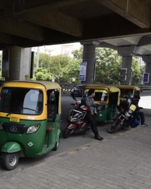 Gurugram police put UID numbers on 450 autorickshaws to make them easier to track