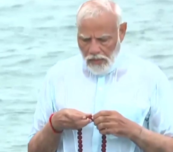 प्रधानमंत्री ने रामेश्वरम में समुद्र में पवित्र डुबकी लगाई, श्री अरुलमिगु रामनाथस्वामी मंदिर में पूजा-अर्चना की