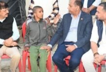 सासन गांव पहुंचे जय राम ठाकुर, मासूम गोलू से मिलकर हुए भावुक — परिवार को न्याय दिलाने की मांग