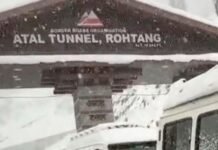 अटल टनल के आसपास भारी बर्फबारी, 800 से अधिक पर्यटक वाहन फंसे; रेस्क्यू अभियान जारी