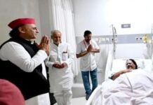 सियासत से ऊपर इंसानियत: अखिलेश यादव ने अस्पताल पहुंचकर भाजपा विधायक का जाना हाल, दिखाई अलग पहचान