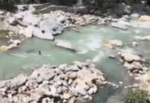 मनिकरण में बड़ा हादसा टला, नदी के तेज बहाव में बहा परिवार सुरक्षित बचाया गया