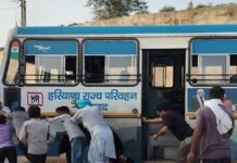 बारिश से बेहाल हरियाणा: टोहाना में जलभराव के बीच अंडरब्रिज में फंसी रोडवेज बस, ग्रामीणों ने बचाईं 50 यात्रियों की जान